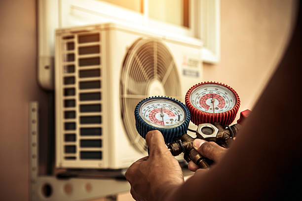 Professional Hvac technician working in Dupont, CO